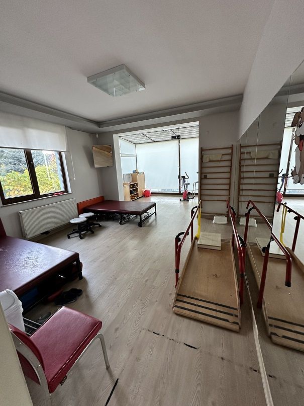 Hayal Rehabilitasyon fizyoterapi salonu: paralel bar ve egzersiz merdiveni